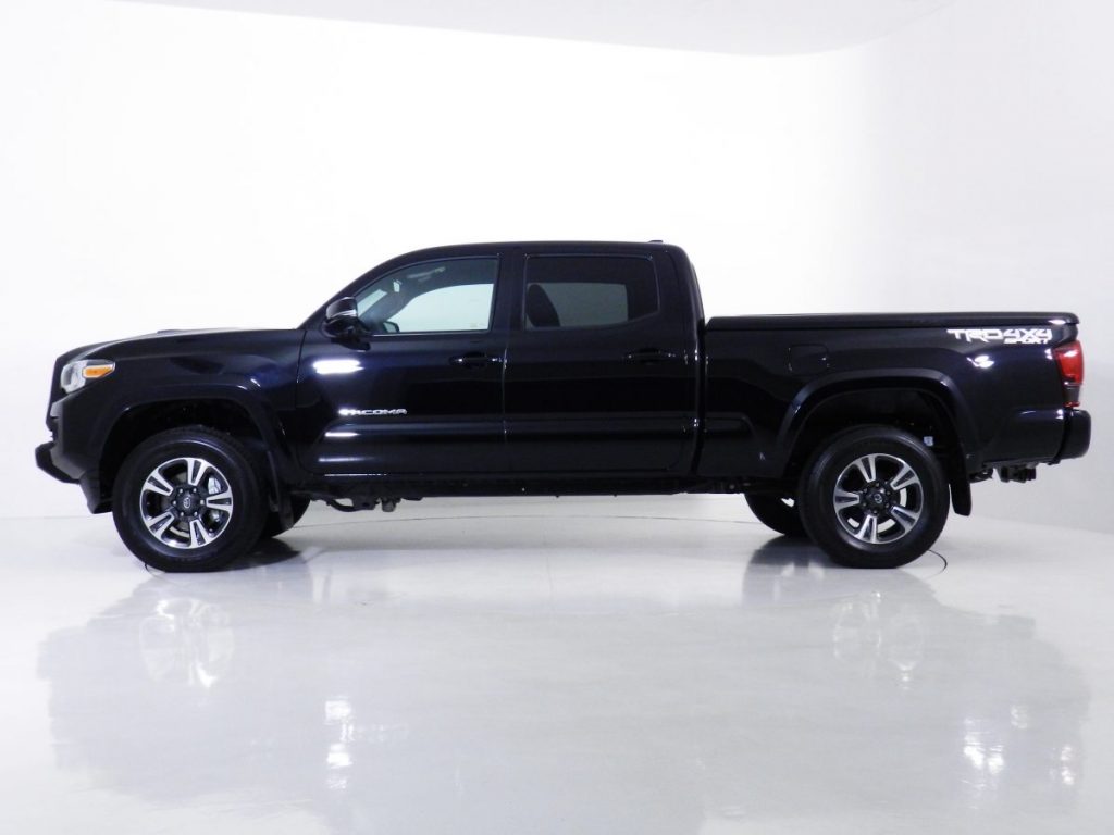ブラックカラーのタコマ TRD4x4 サイドビュー