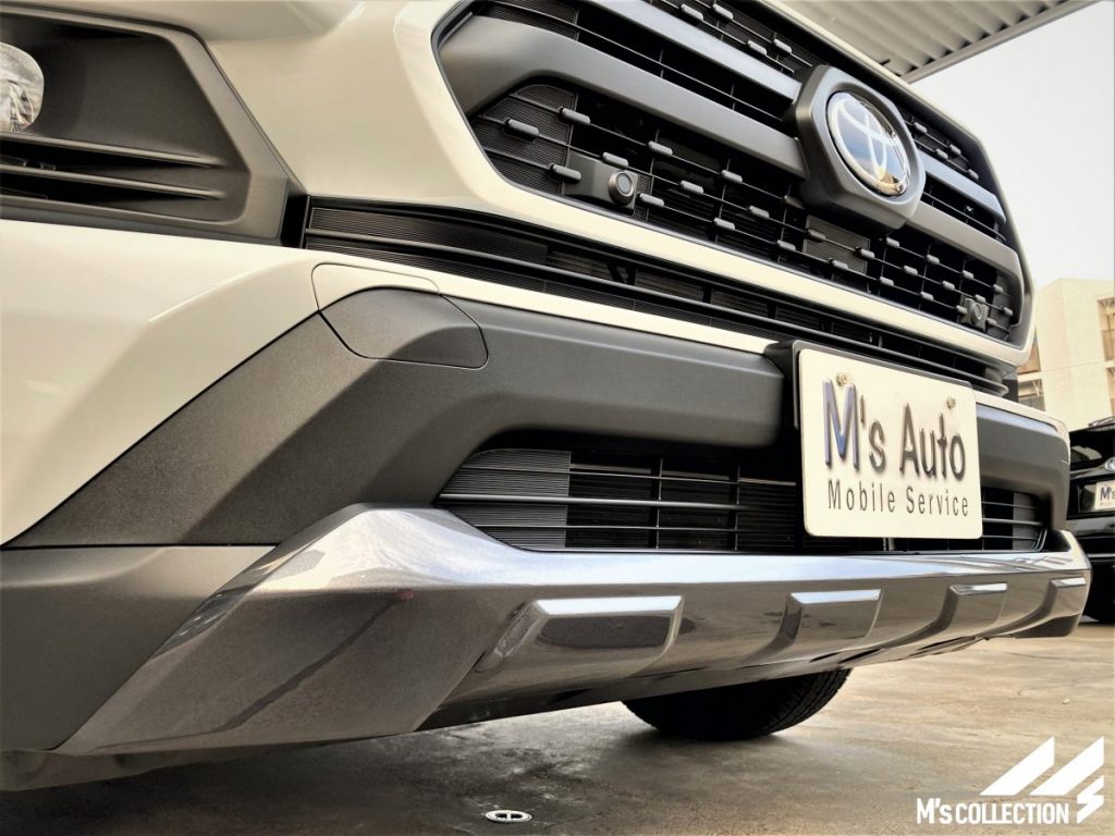 RAV4 フロントグリルとトヨタエンブレムのアップ