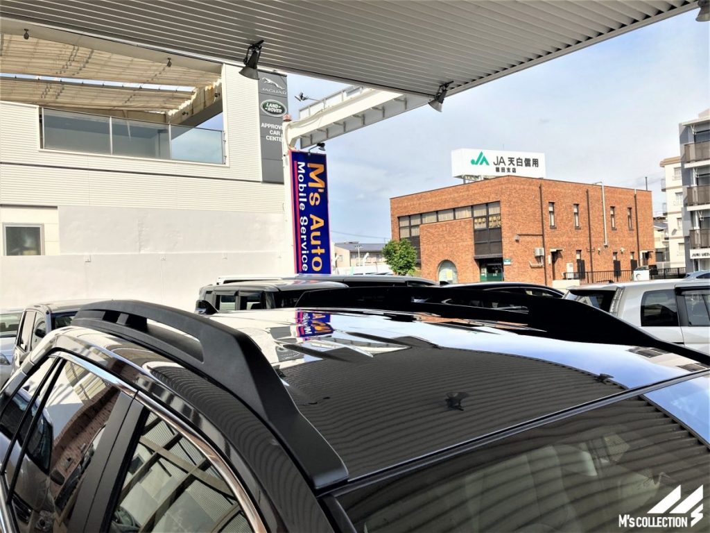 店舗駐車場に停められたルーフレール部分のアップ