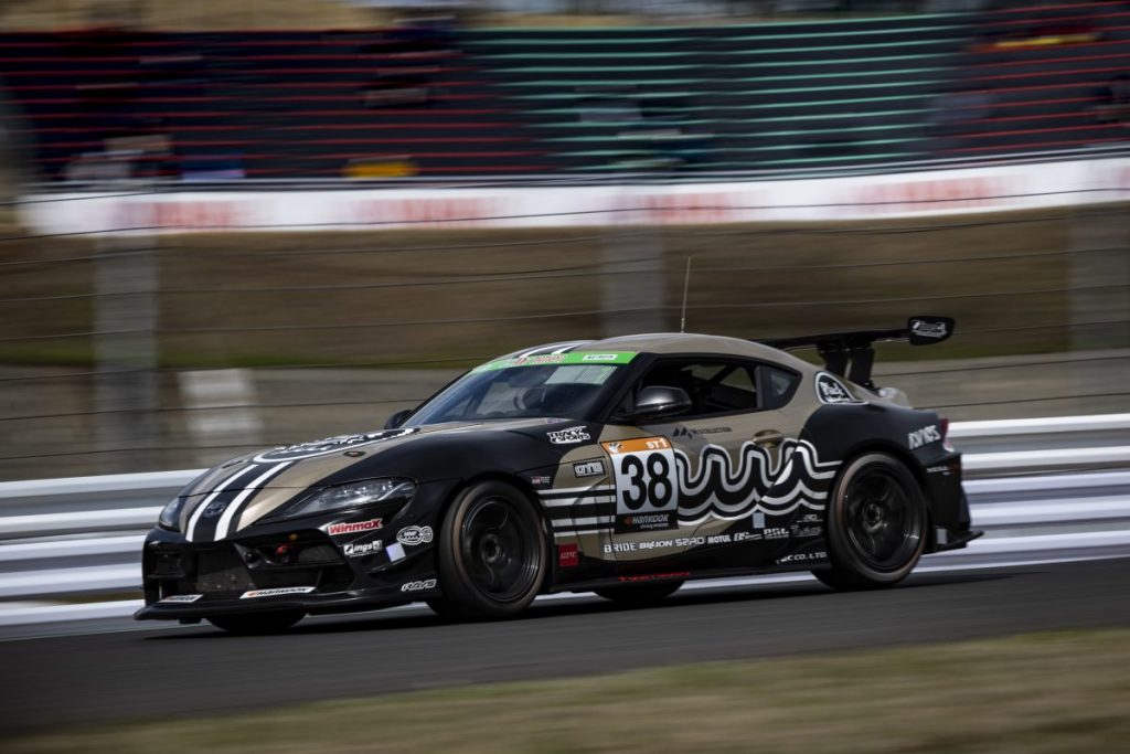 スーパー耐久2021 富士24時間レース 38号車の走行シーン