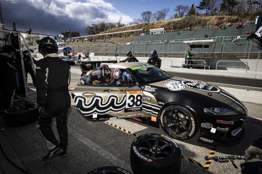 スーパー耐久2021 富士24時間レース ピット作業中の38号車とクルー