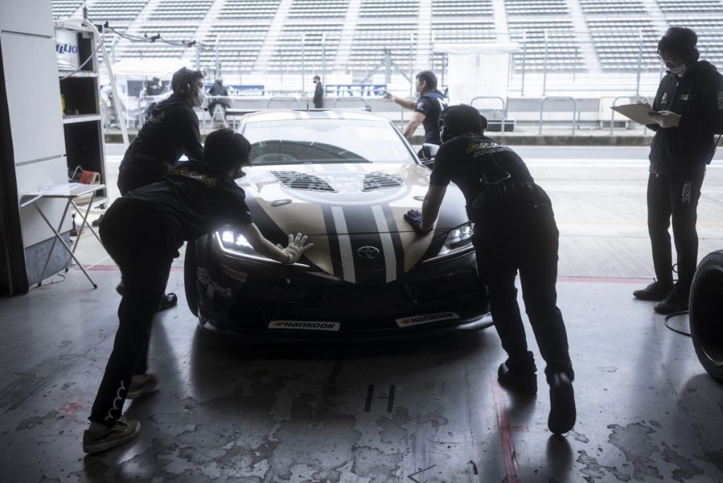 スーパー耐久Fuji24時間レース ガレージ内でクルーが車両を押す様子