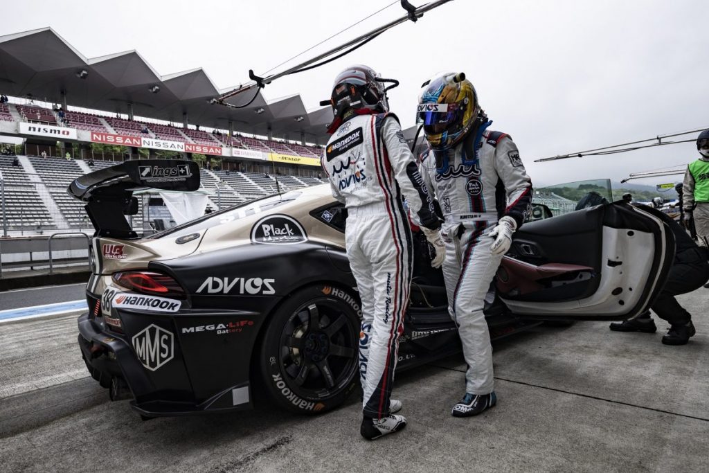 スーパー耐久Fuji24時間レース ピットレーンに立つドライバー2名と車両