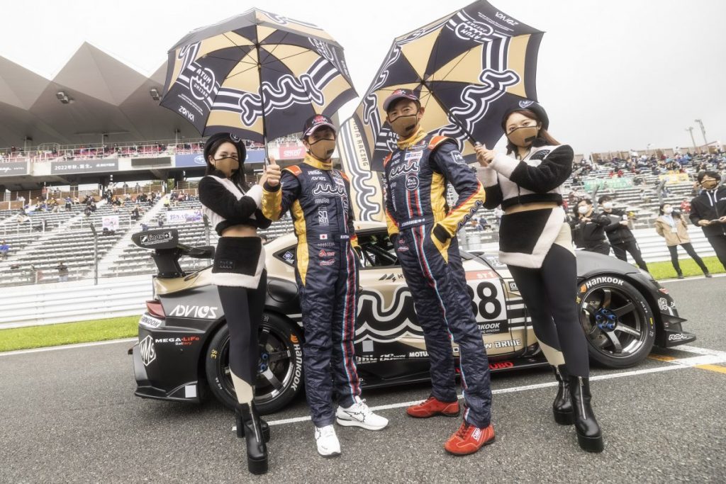 スーパー耐久Fuji24時間レース 38号車とチーム関係者のグリッド集合写真