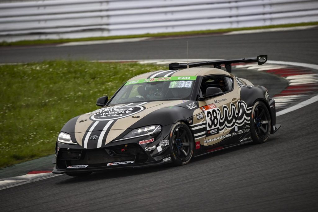 スーパー耐久Fuji24時間レース コーナーを攻める38号車の走行シーン