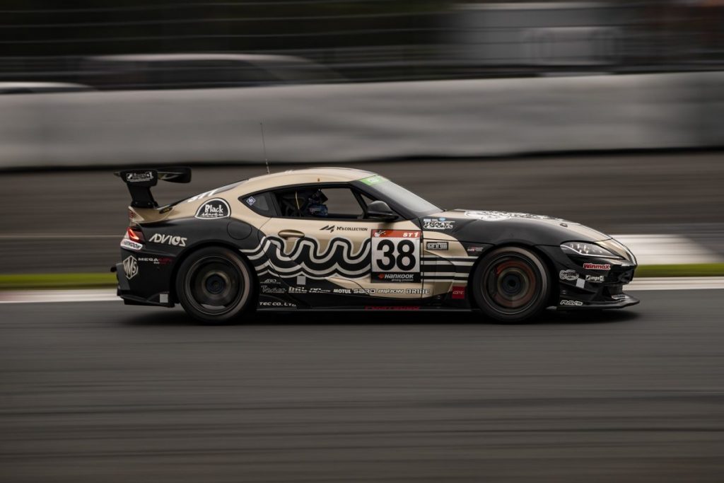 スーパー耐久Fuji24時間レース サーキットを走行する38号車のサイドビュー