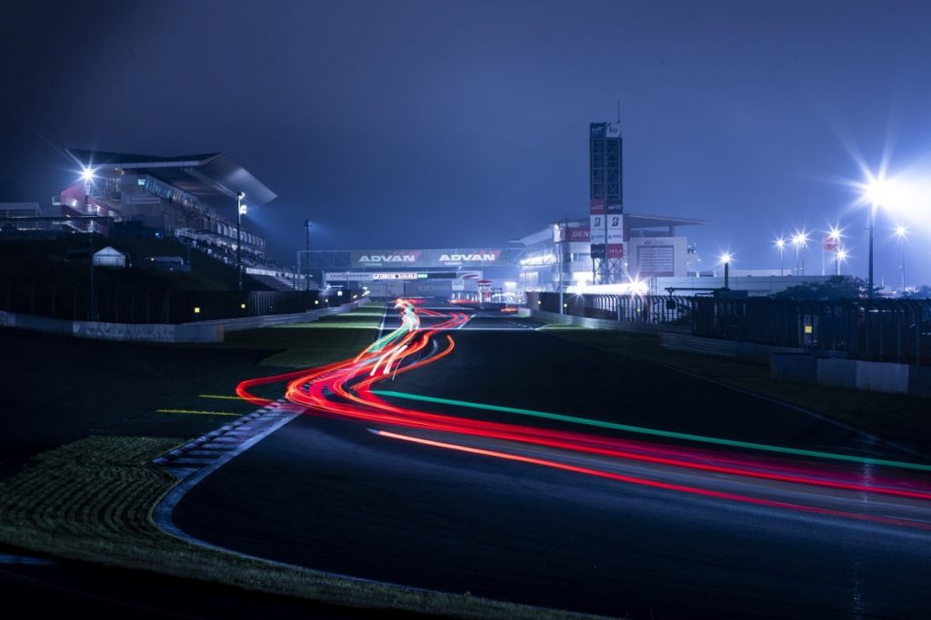 スーパー耐久Fuji24時間レース 夜間の光跡を捉えた長時間露光のコース風景