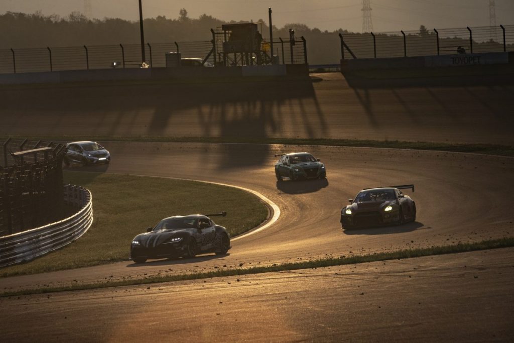 スーパー耐久Fuji24時間レース 夕暮れのコーナーを走行する複数の車両