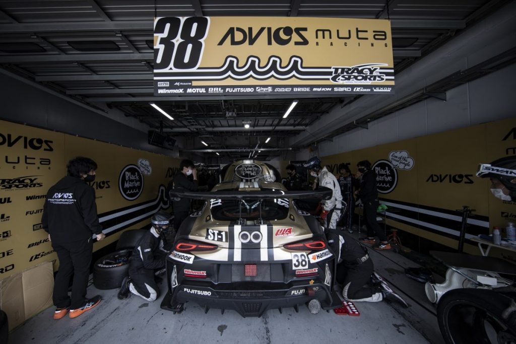 スーパー耐久Fuji24時間レース ピットガレージでの38号車リアビューと整備風景