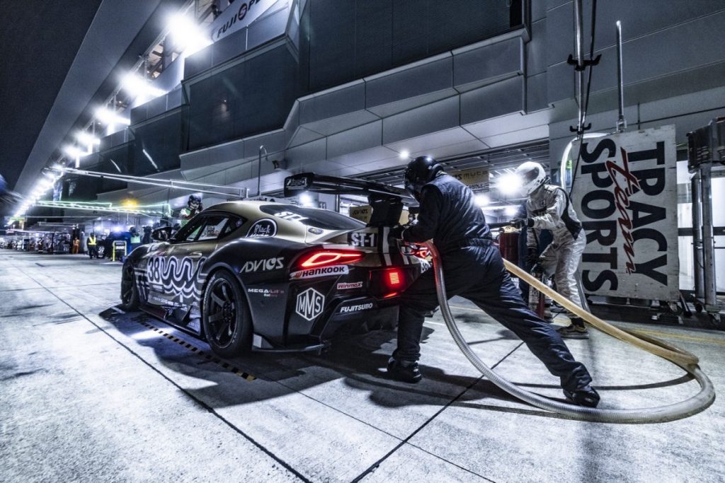 スーパー耐久Fuji24時間レース 夜間ピットストップでの給油作業