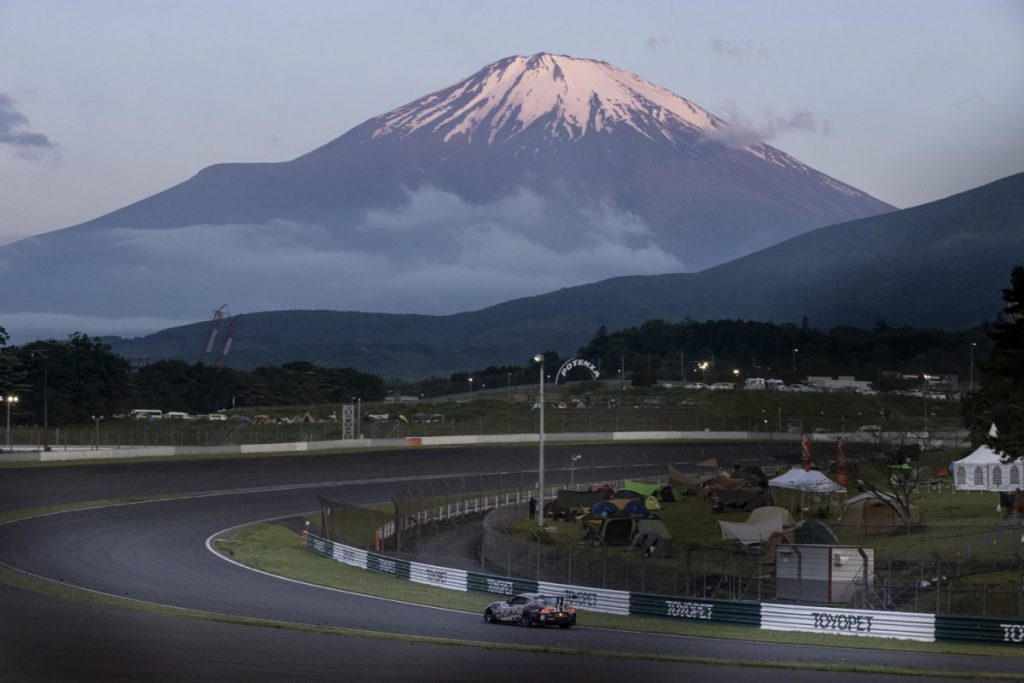 スーパー耐久Fuji24時間レース 富士山を背景に走行する38号車
