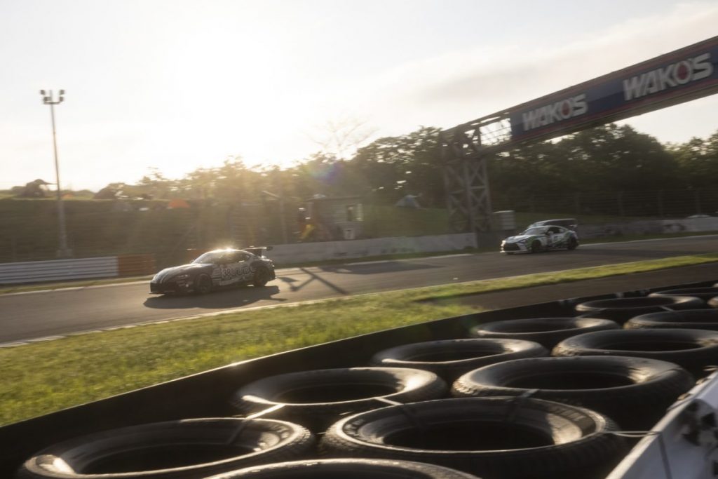 スーパー耐久Fuji24時間レース タイヤバリア越しに見る2台の走行シーン