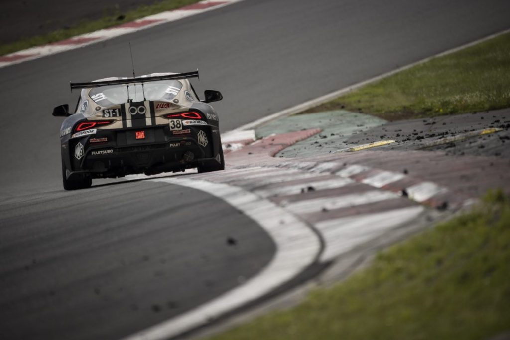 スーパー耐久Fuji24時間レース コーナーを立ち上がる38号車のリアビュー