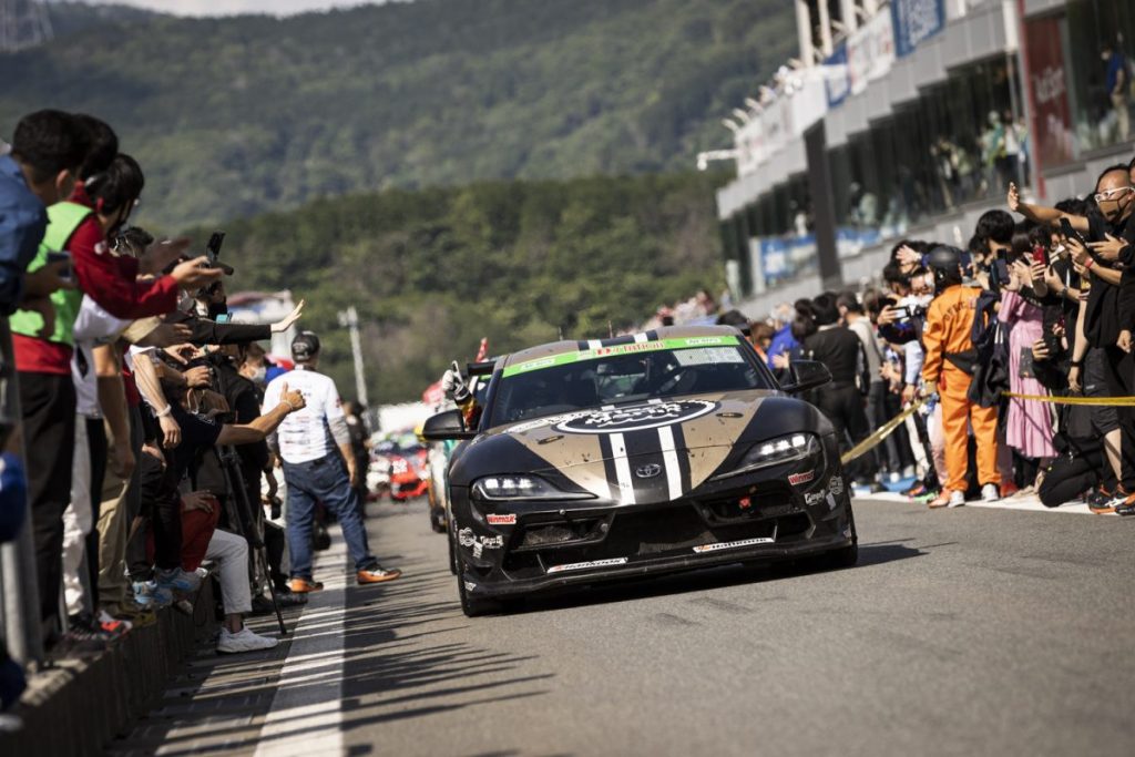 スーパー耐久Fuji24時間レース 沿道の観客の前を走行する38号車
