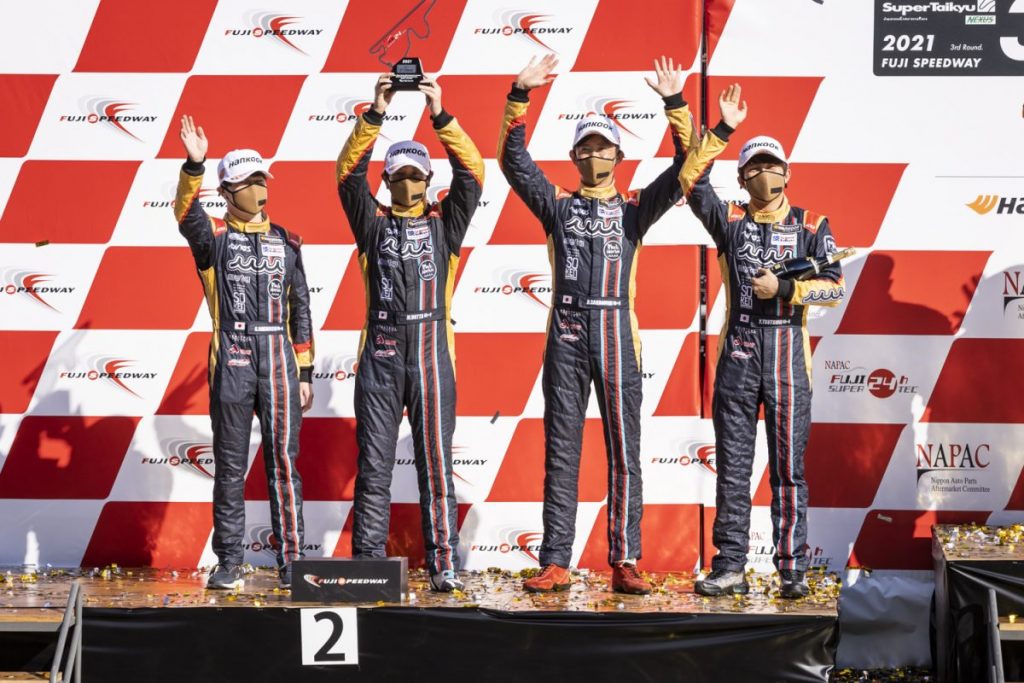 スーパー耐久Fuji24時間レース 表彰台でトロフィーを掲げるドライバーたち