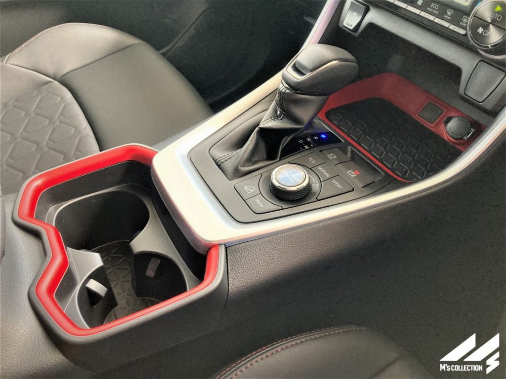 RAV4 赤アクセントのシフトノブとドリンクホルダー