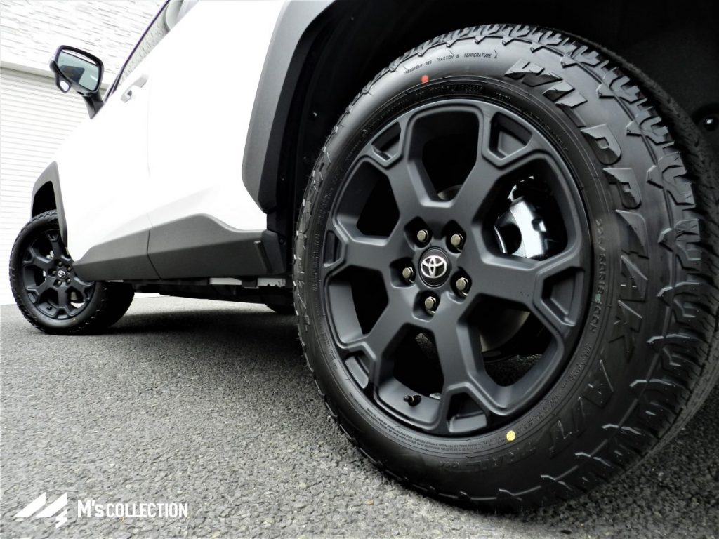 RAV4 専用ブラックアルミホイールとオフロードタイヤ