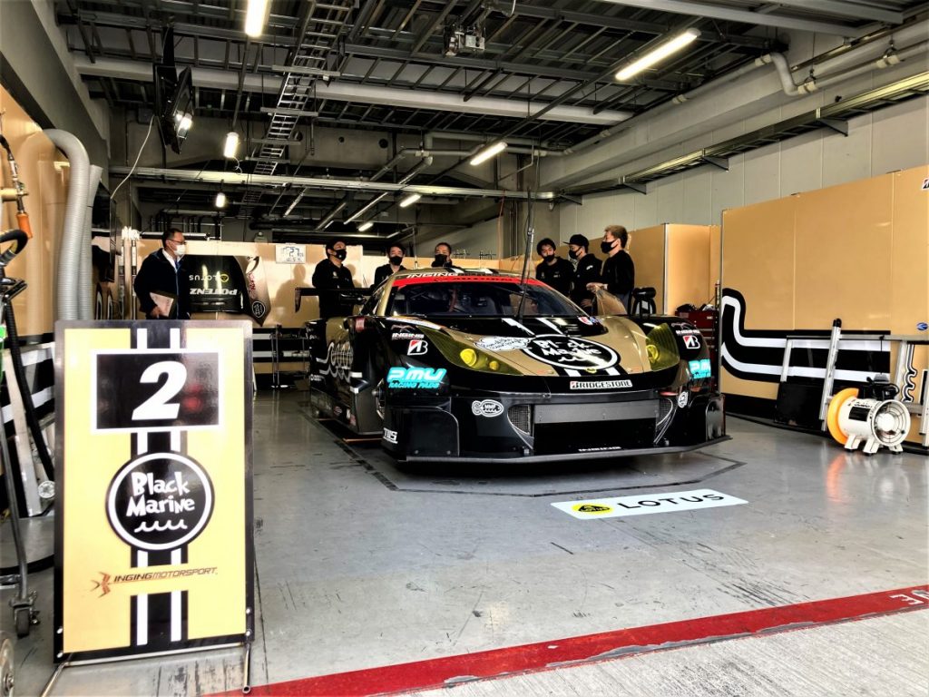 ガレージ内でマシンを囲むチームスタッフの様子