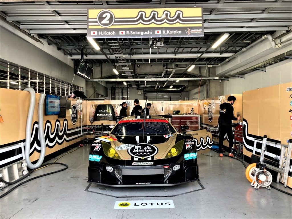ガレージ内に停められたGT300クラス参戦車両のフロントビュー