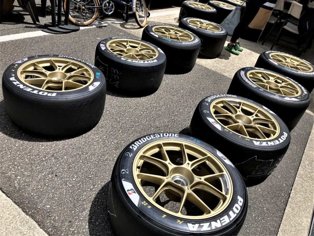 ピット脇に並べられたブリヂストン製レーシングタイヤ