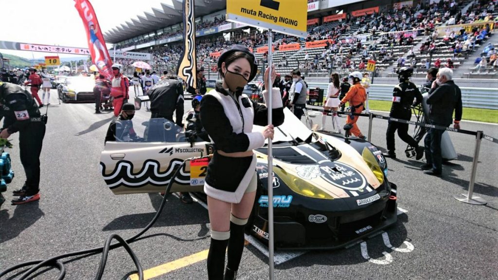 スタート前のグリッド上でポーズを取るレースクイーン