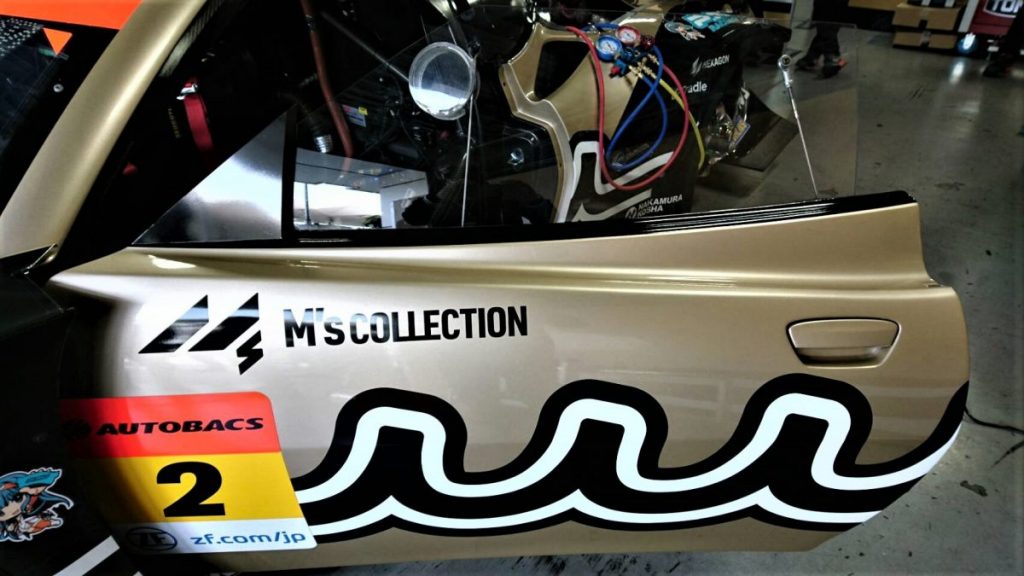 レースカーのドア部分に貼られたM's COLLECTIONロゴのアップ