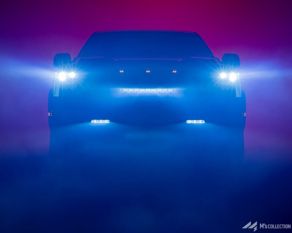 新型タンドラ 紫と青の光に包まれたシルエットのティザー画像