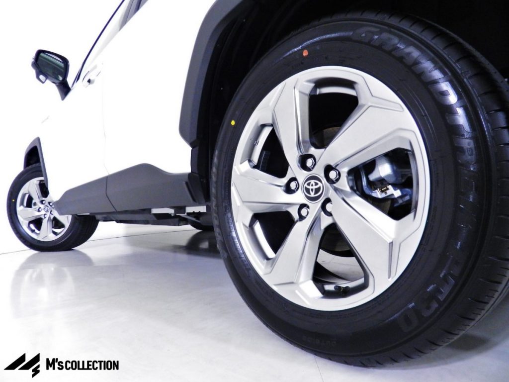 トヨタRAV4ハイブリッド スーパークロームメタリック塗装18インチアルミホイールのクローズアップ