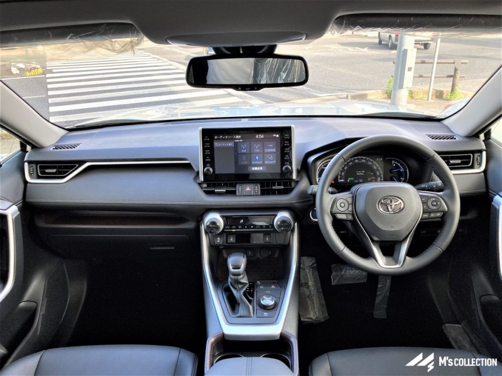 トヨタRAV4ハイブリッド ディスプレイオーディオとステアリング周りの内装