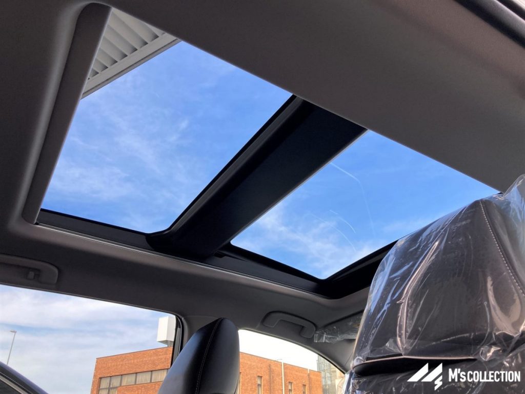 トヨタRAV4ハイブリッド メーカーオプションのパノラマムーンルーフを開けた車内天井