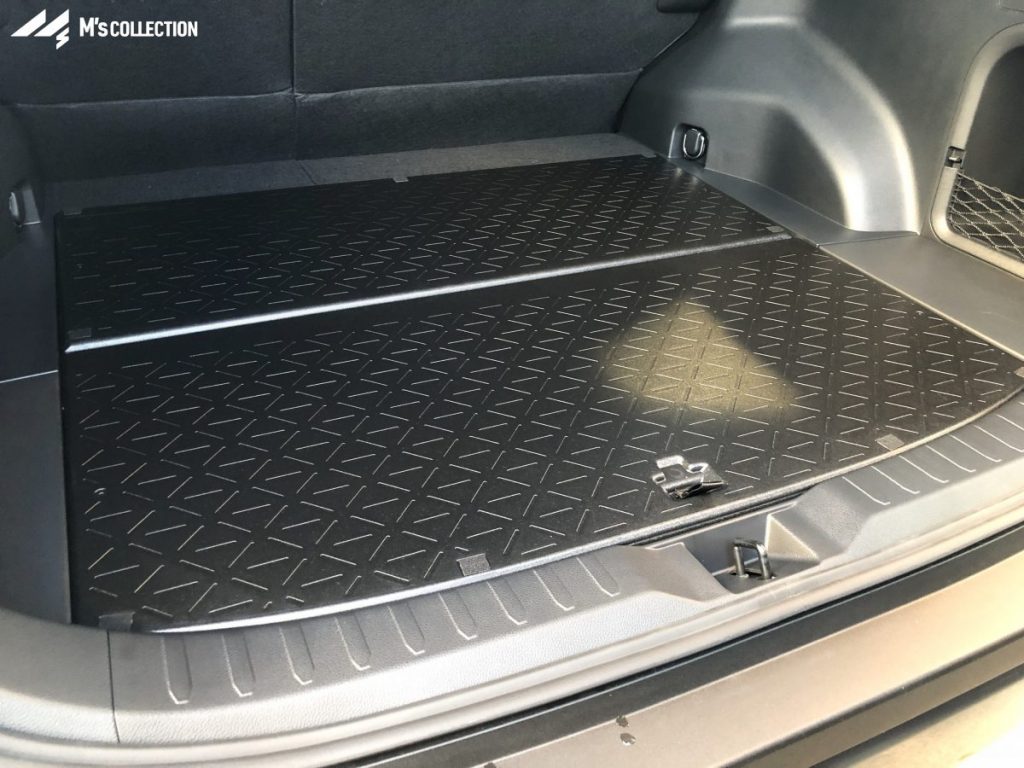 トヨタRAV4ハイブリッド 両面使用可能なラゲージトレイのクローズアップ