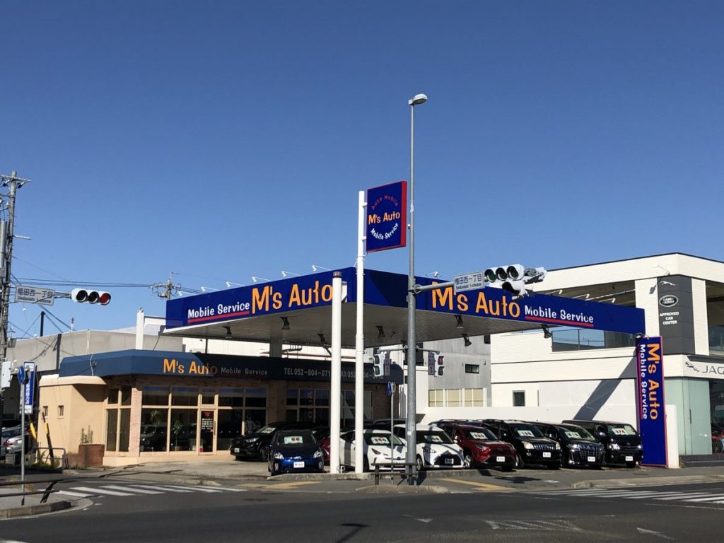 エムズオート3号店の店舗外観と展示車両が並ぶ駐車場の様子