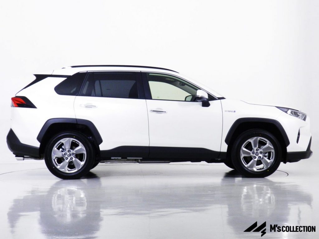 トヨタRAV4ハイブリッド スーパークロームメタリック塗装18インチアルミホイールと真横サイドビュー