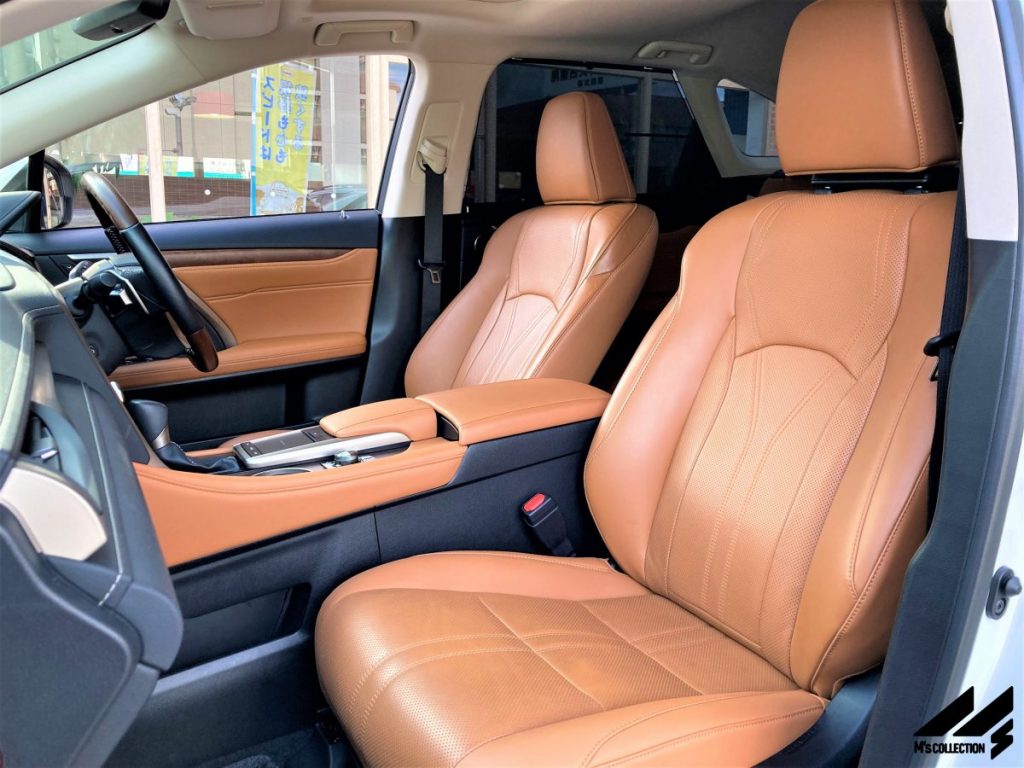 レクサス RX450hL オーカー本革シートの運転席とセンターコンソール