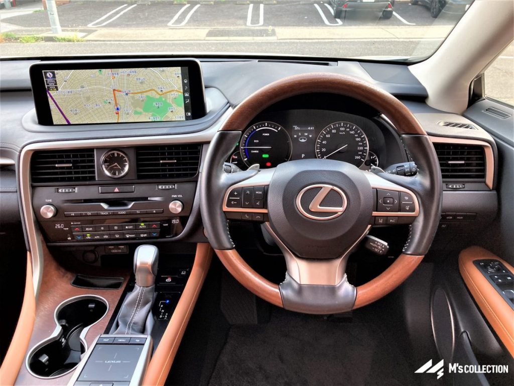 レクサス RX450hL ステアリングとメーターパネル、ナビ画面周りの内装