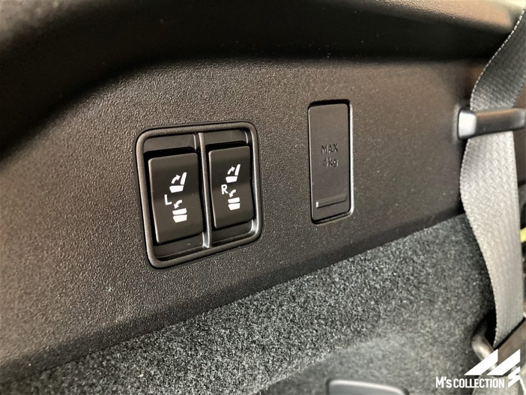 レクサス RX450hL 3列目シート電動可倒式スイッチのクローズアップ