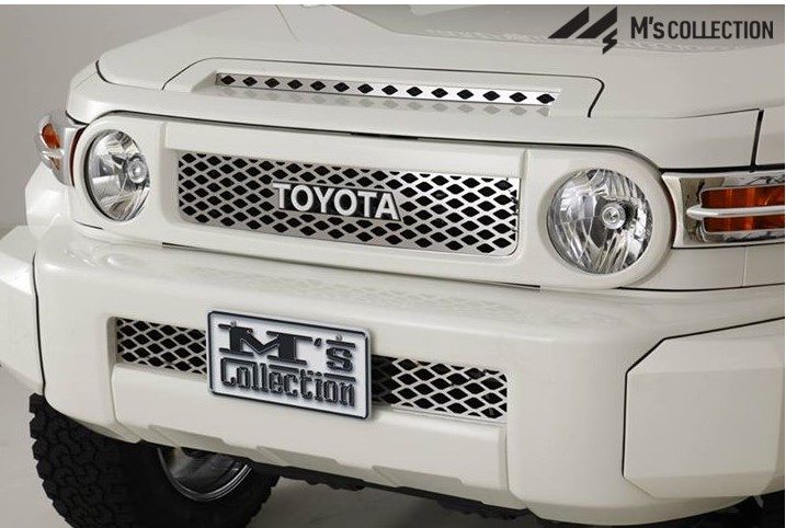 USトヨタ FJクルーザー ホワイトボディ クロームメッキグリルフルセット装着クローズアップ
