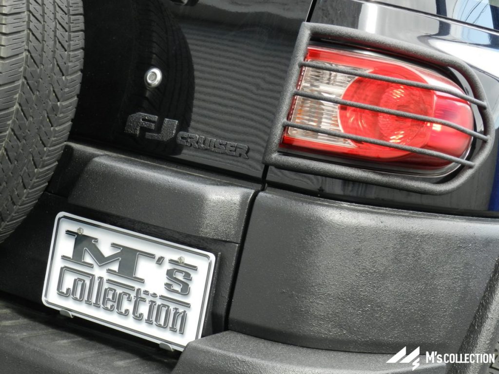USトヨタ FJクルーザー ブラックボディ リアテールガード装着のリア外観クローズアップ