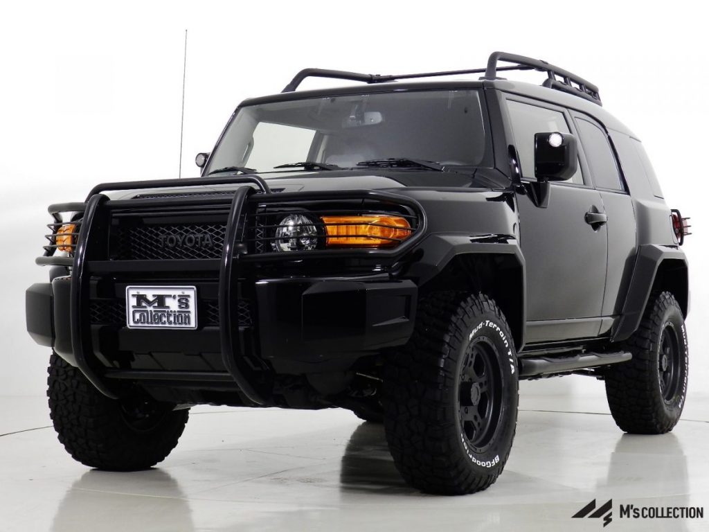 USトヨタ FJクルーザー ブラックボディ フロントグリルガード装着の軍用車風フロント外観
