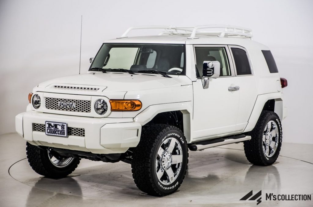 USトヨタ FJクルーザー ホワイトボディ ワイドオーバーフェンダーとカスタムホイール装着展示車両フロントサイド外観