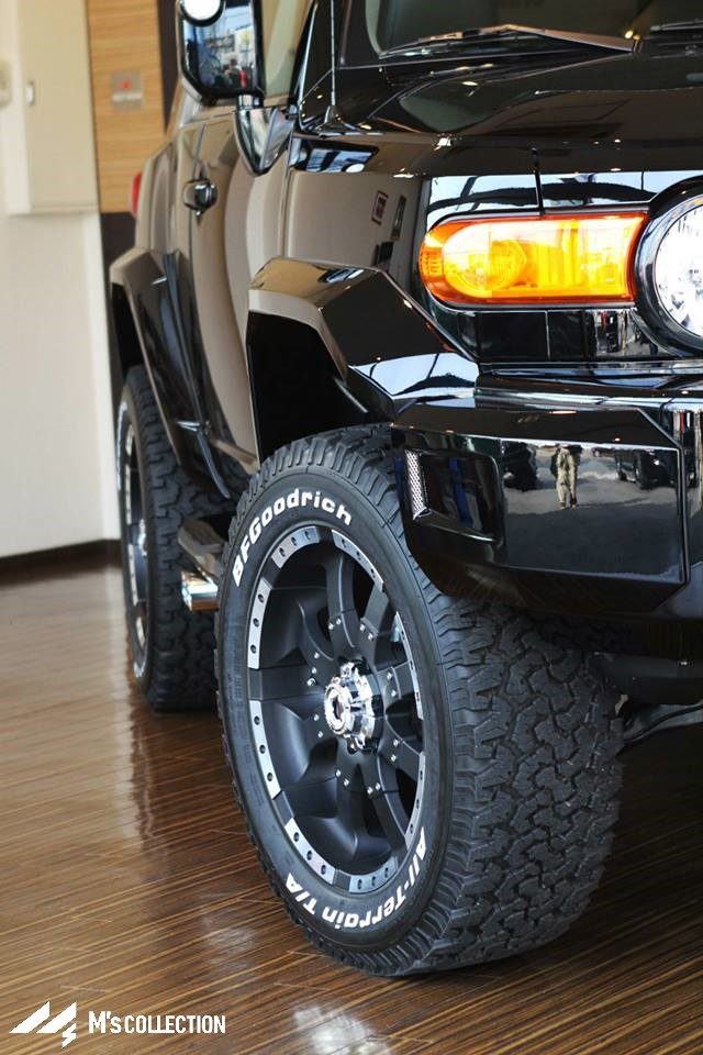 USトヨタ FJクルーザー ブラックボディ BFGoodrichタイヤとフェンダー部分のクローズアップ