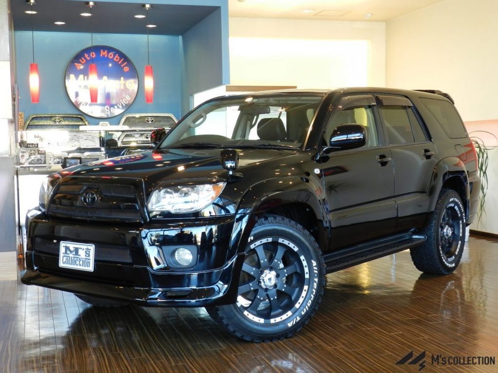 215系ハイラックスサーフ BLACK KNIGHT BLACK STYLE 展示時のフロントサイド外観