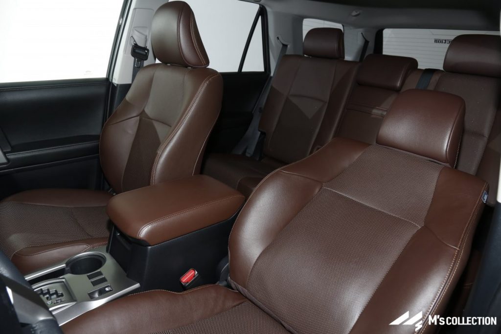 4RUNNER LIMITED レッドウッドカラーレザーシートの前席内装
