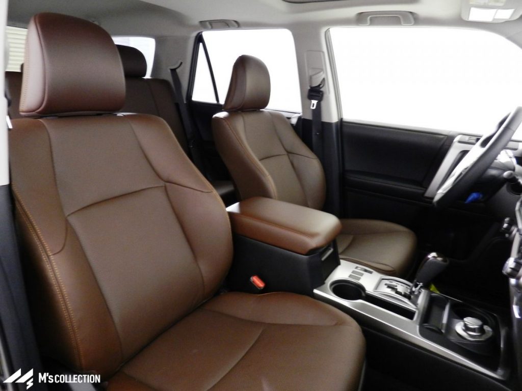 4RUNNER LIMITED レッドウッドカラーレザーシートを別アングルで写した前席