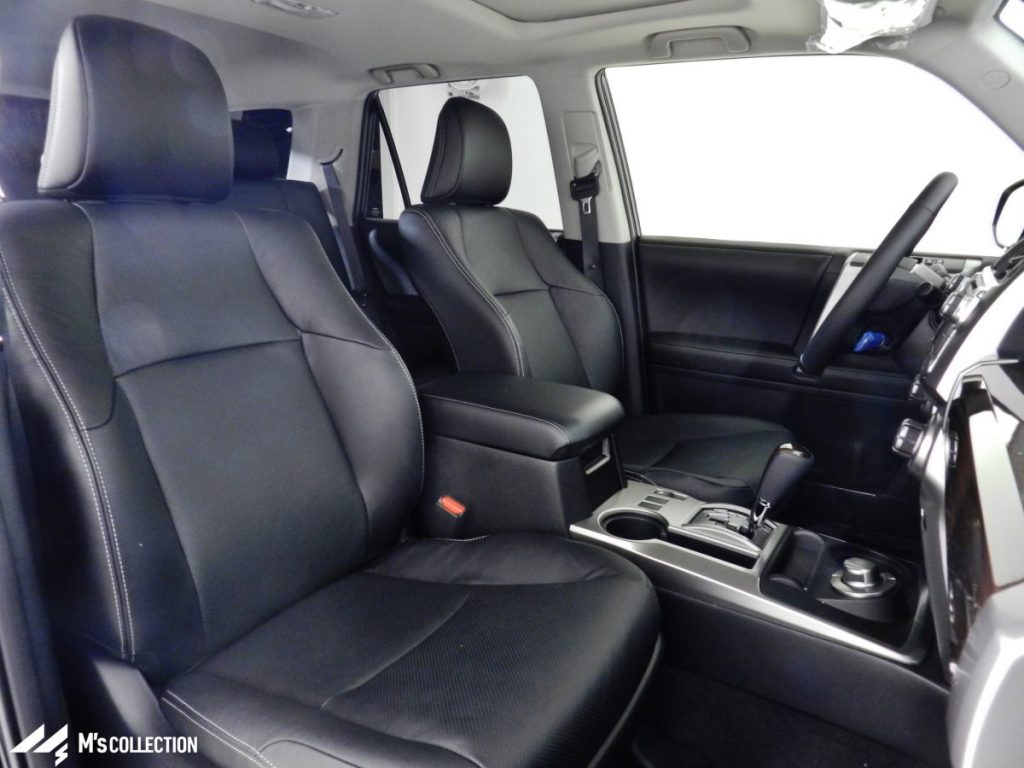 4RUNNER LIMITED ブラックカラーレザーシートの前席内装