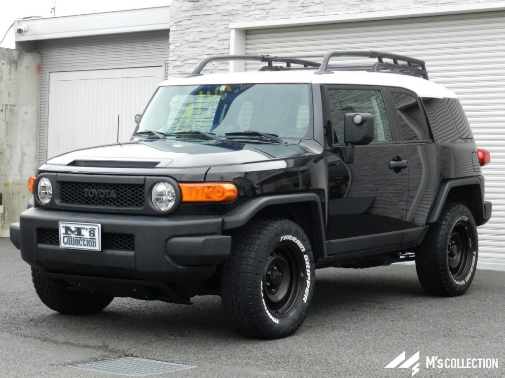 FJクルーザー ブラックカラー ルーフラック装着車庫前でのフロント斜め外観