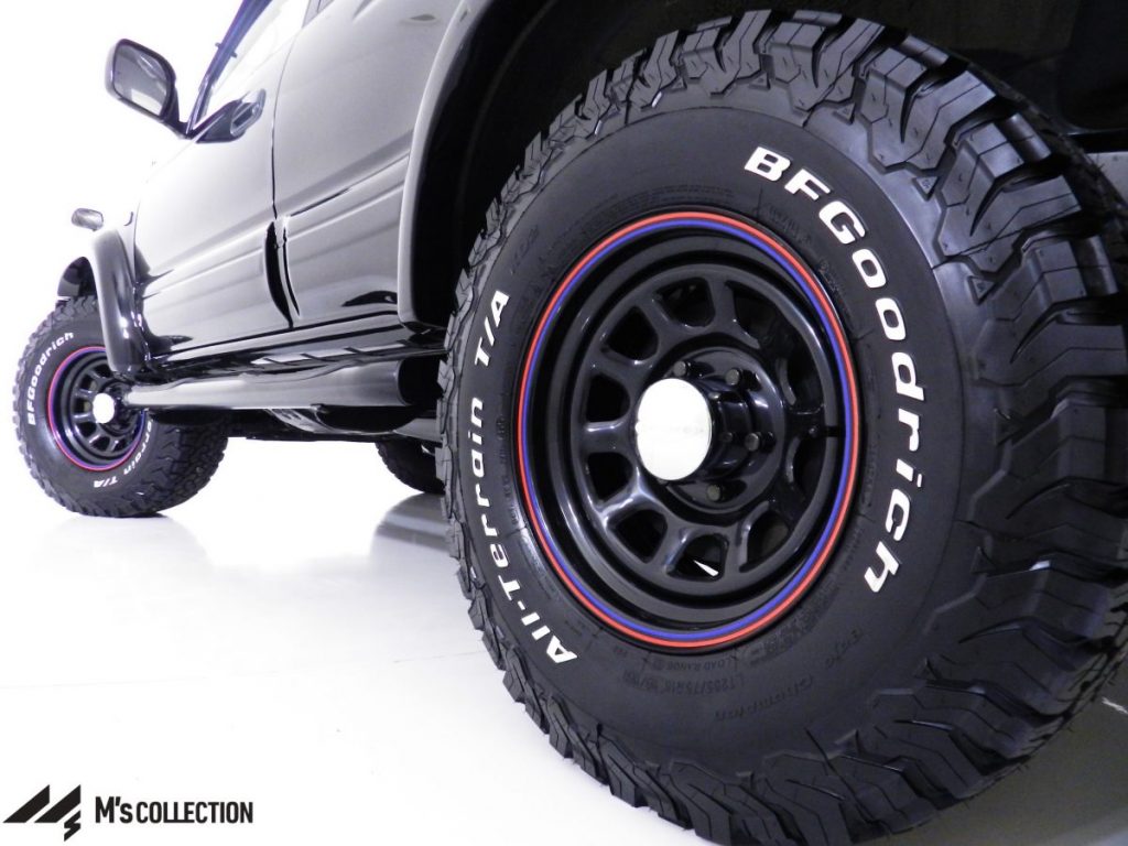 BFGoodrich All-Terrainタイヤとブラックアルミホイールのクローズアップ