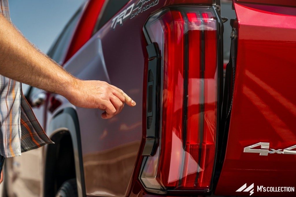 レッドカラーTUNDRA フルLEDテールランプに触れる人物の手