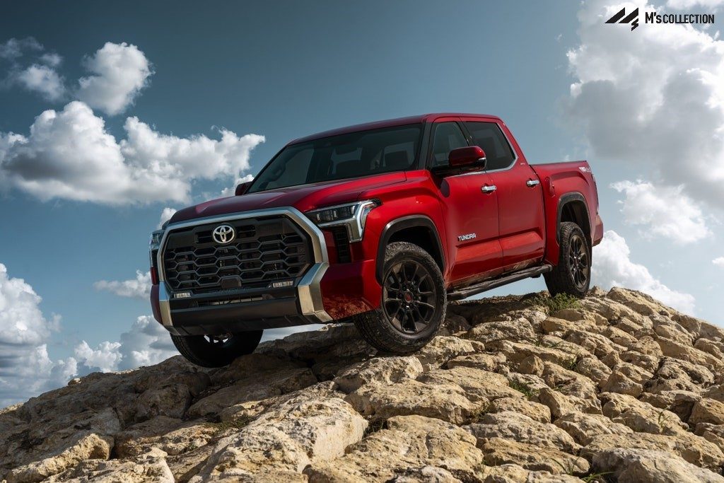 レッドカラーTUNDRA 岩場に停車したフロント外観