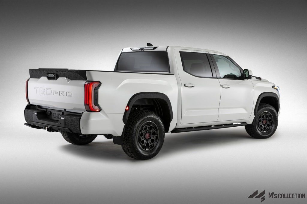 TUNDRA TRD-PRO ホワイトカラー リア斜めからのテールゲート「TRD PRO」ロゴ